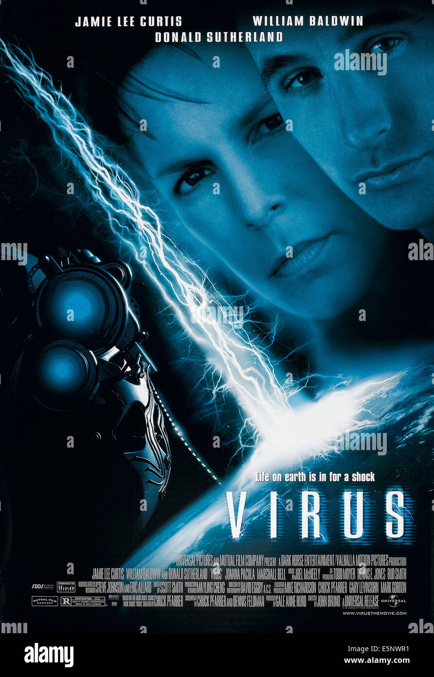 VIRUS, noi poster, da sinistra: Jamie Lee Curtis, William Baldwin, 1999 © Universal/cortesia Everett Collection Foto Stock