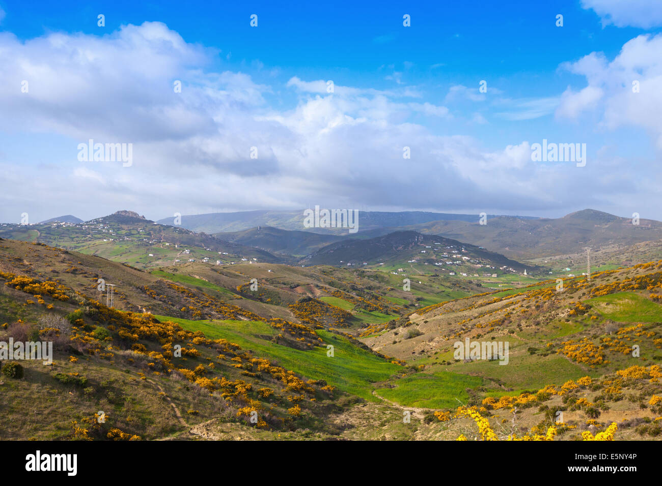 Estate panoramico paesaggio di montagna della regione di Tangeri, Marocco Foto Stock