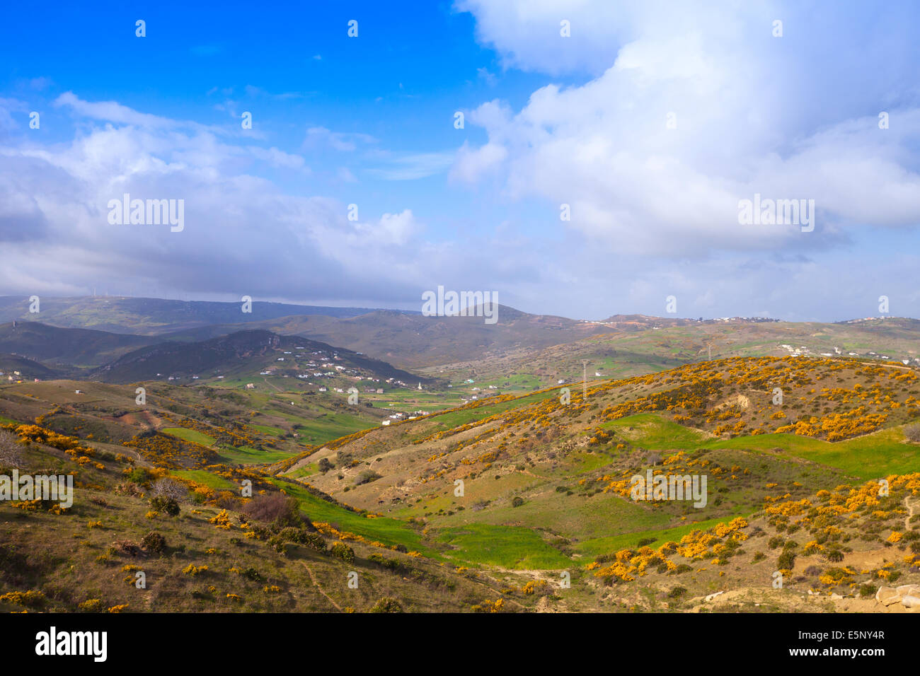 Estate paesaggio di montagna della regione di Tangeri, Marocco Foto Stock