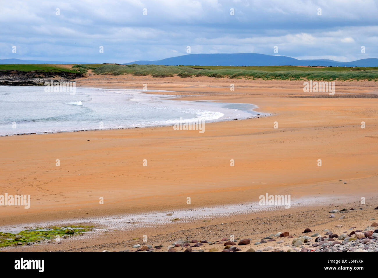 Golden Strand spiaggia a Dugort, Achill Island, nella contea di Mayo, Irlanda un vasto incontaminata spiaggia bandiera blu con dune di sabbia dietro. Foto Stock