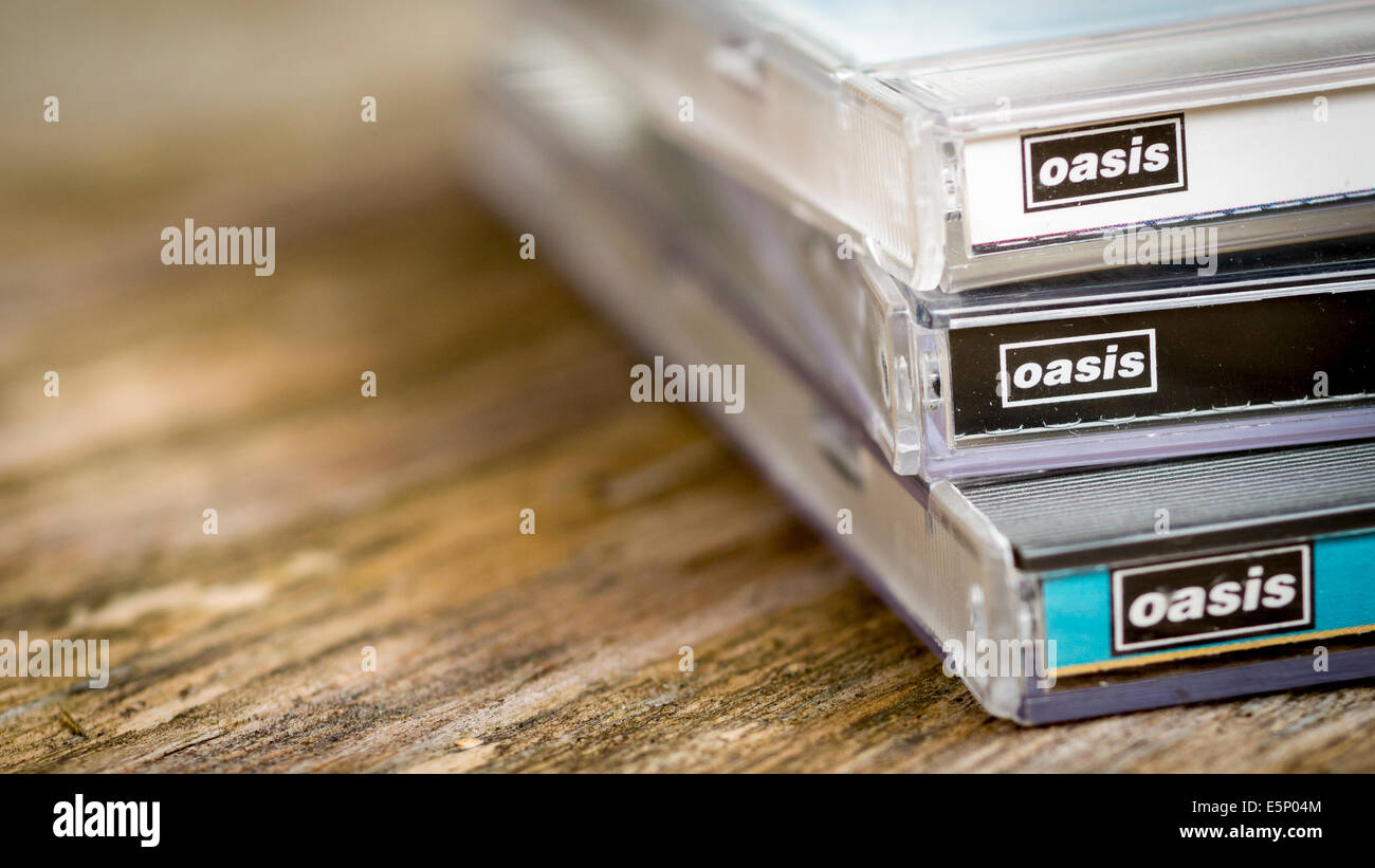 Oasis CD album Definitely Maybe - 1994, qual è la storia gloria di mattina - 1995, essere qui ora - 1997. Foto Stock