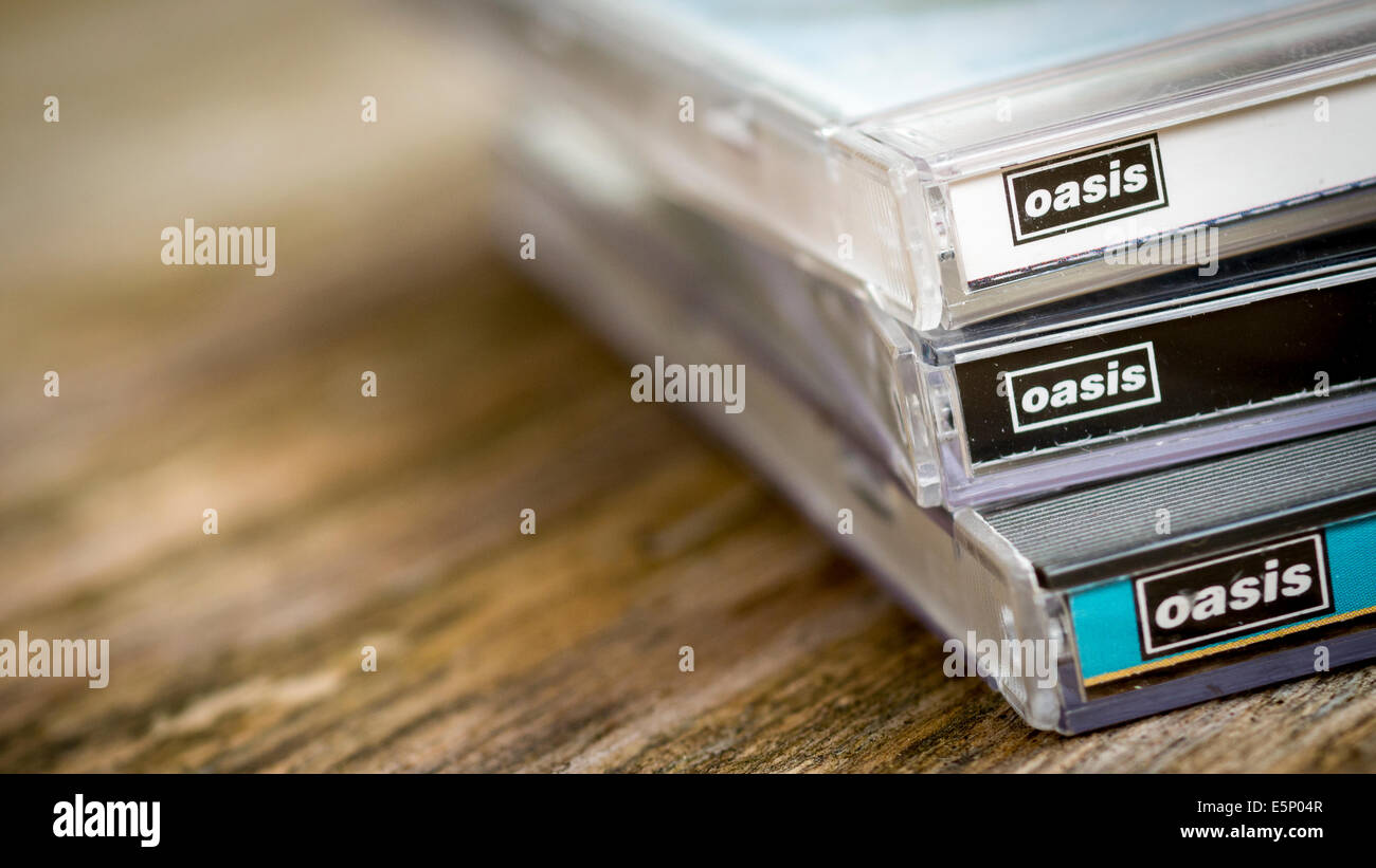 Oasis CD album Definitely Maybe - 1994, qual è la storia gloria di mattina - 1995, essere qui ora - 1997. Foto Stock