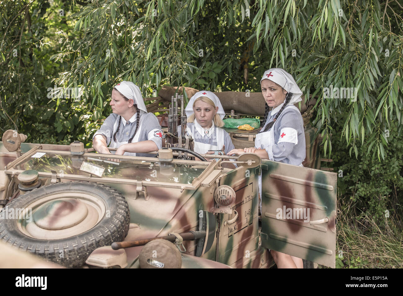 TEKOV, Slovacchia - luglio 26,2014: tre femminili stella rossa lavoratori su una pausa durante la rievocazione storica della II Guerra Mondiale combatte in Slovacchia Foto Stock