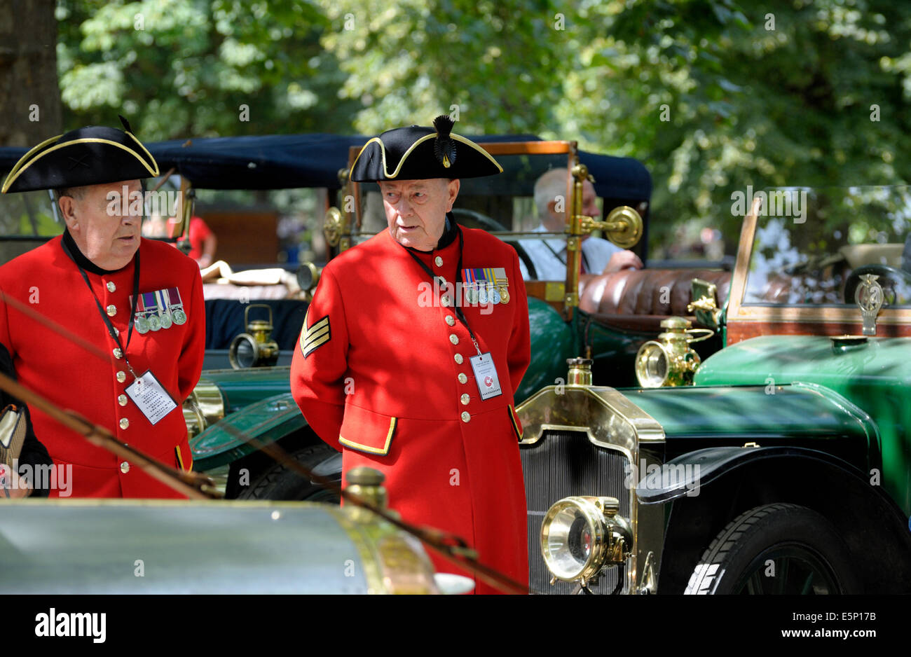 Londra, Regno Unito. Il 4° agosto 2014. Grande Guerra Centenario Parade. Chelsea pensionati e auto d'epoca nel centro commerciale Foto Stock