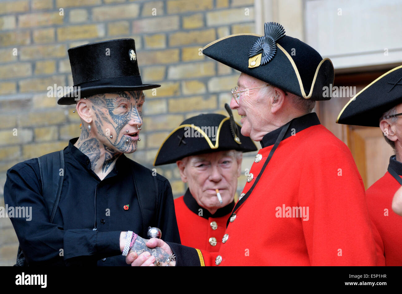 Londra, Inghilterra, Regno Unito. Un pensionato di Chelsea incontra un pesantemente tatuato e forato uomo presso il Museo Imperiale della Guerra Foto Stock