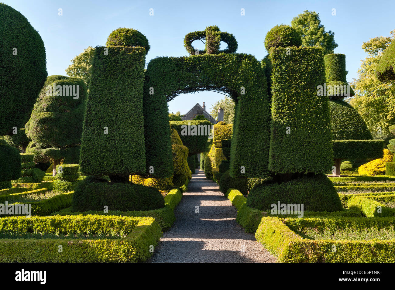 Levens Hall, Cumbria, Regno Unito. Un tardo 16c Manor House famosa per il suo eccentrico topiaria da giardino, di proprietà della famiglia Bagot Foto Stock