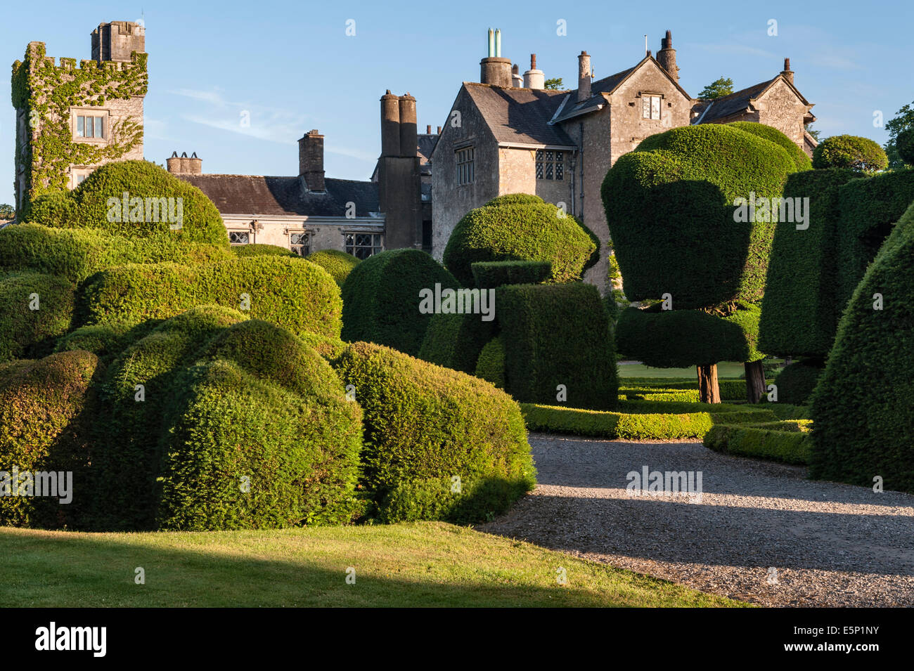Levens Hall, Cumbria, Regno Unito. Un tardo 16c Manor House famosa per il suo eccentrico topiaria da giardino, di proprietà della famiglia Bagot Foto Stock