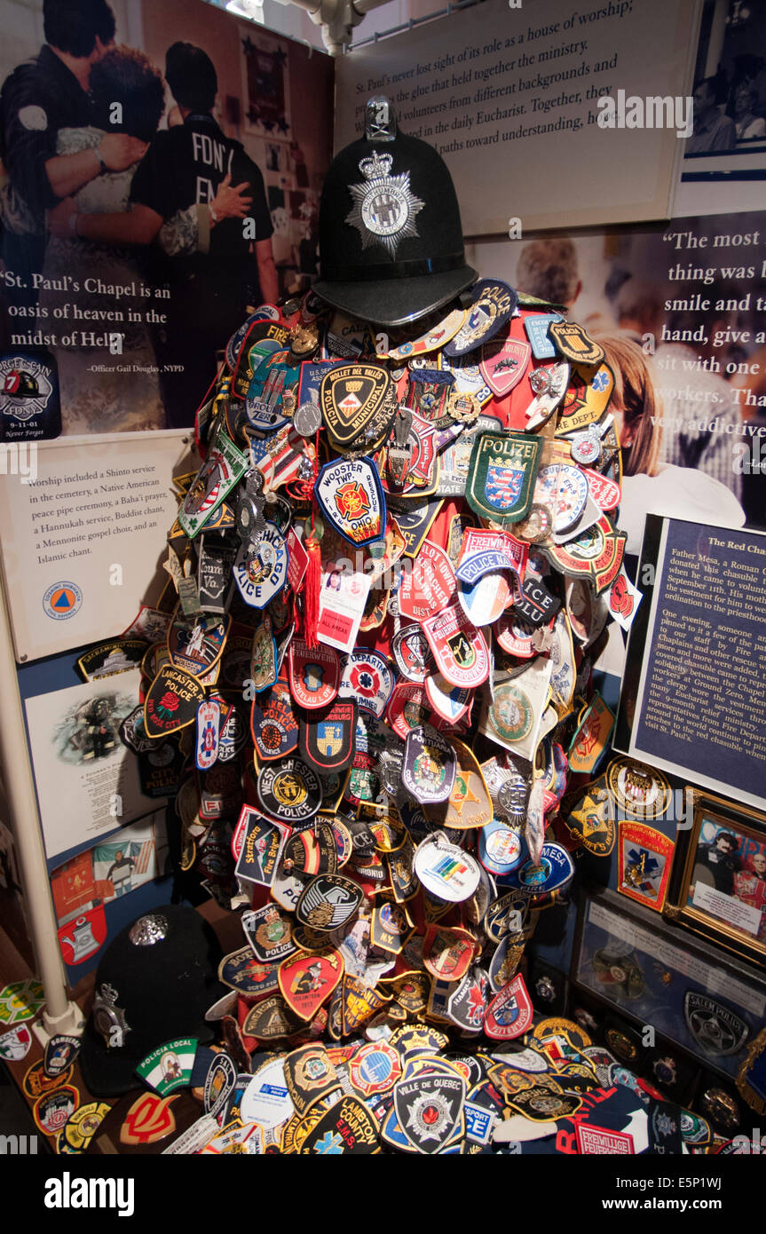 Cooperazione di polizia e vigili del fuoco distintivi. 9 11 Memorial all'interno di ST PAULS CAPPELLA NEW YORK CITY. Immagini che ricordano accaduto in attacco di sé Foto Stock