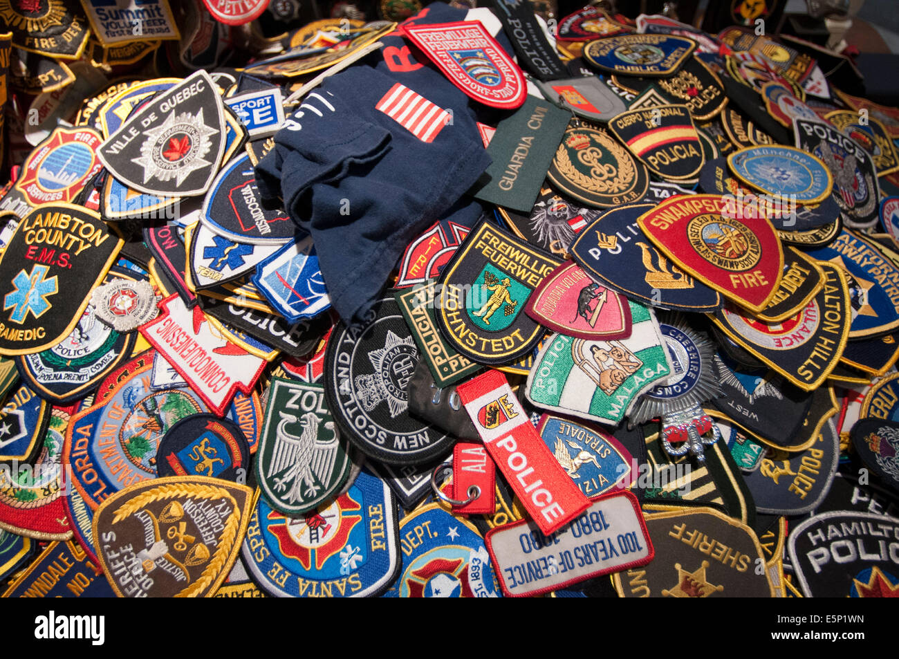 Cooperazione di polizia e vigili del fuoco distintivi. 9 11 Memorial all'interno di ST PAULS CAPPELLA NEW YORK CITY. Immagini che ricordano accaduto in attacco di sé Foto Stock