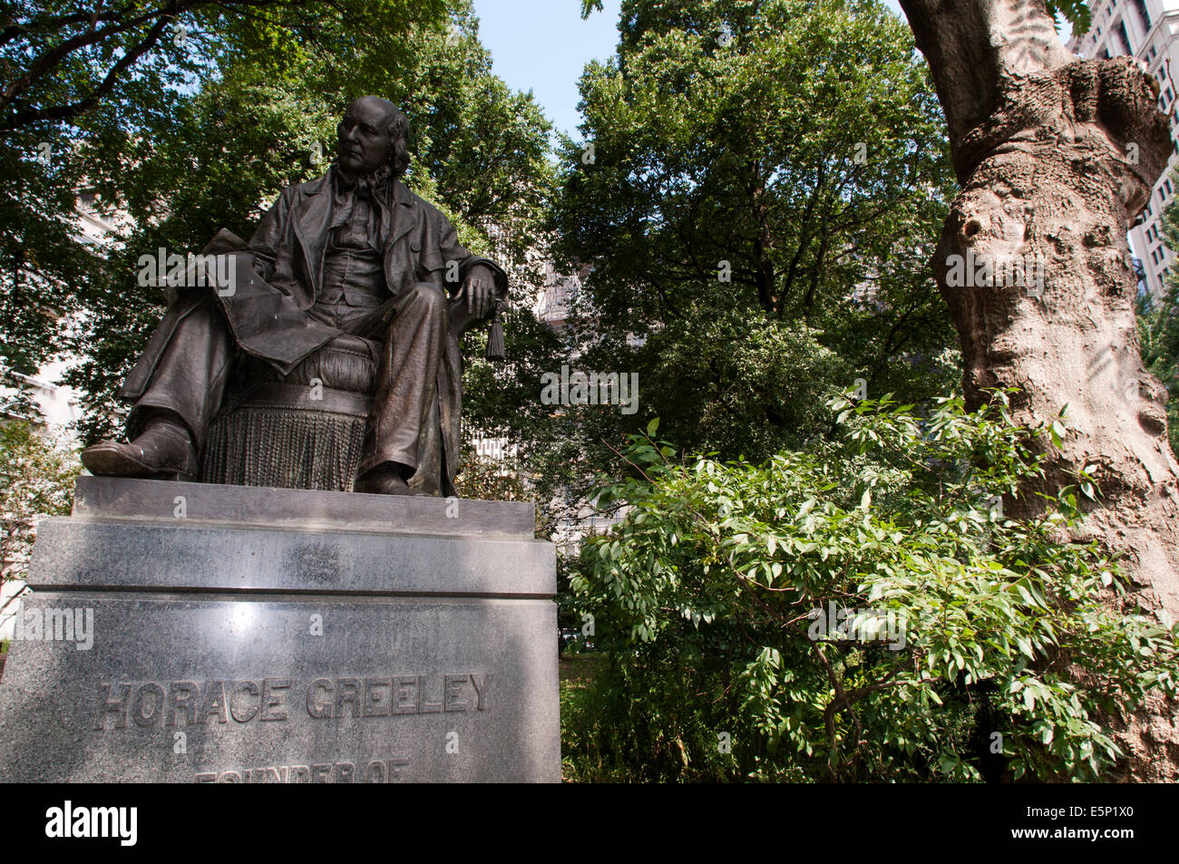 Statua di Horace Greeley. Horace Greeley statua in city hall Park di New York City. Horace Greeley (Febbraio 3, 1811 - novembre Foto Stock