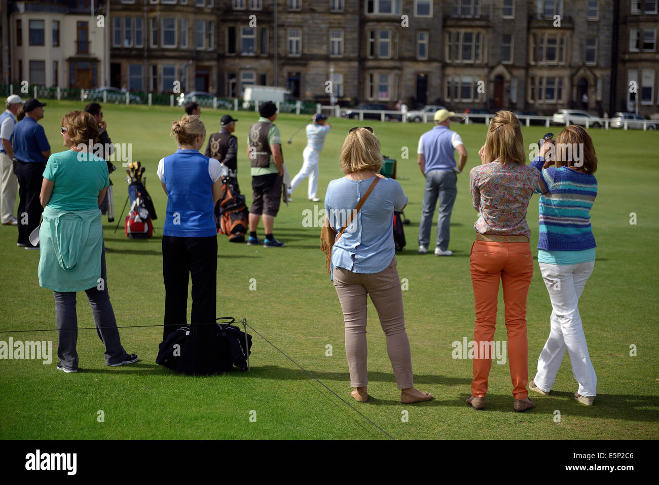 Gli amanti del golf tee old course st Andrews in Scozia Foto Stock