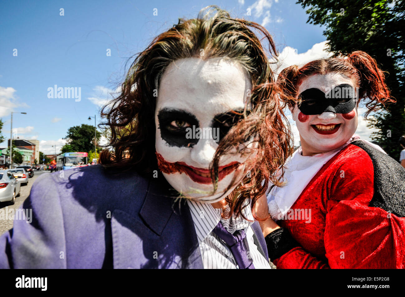 Belfast, Irlanda del Nord. Il 3° agosto 2014. 'Joker' e 'Harley Quinn' durante la Feile un Phobail (Persone Festival) apertura di credito parata: Stephen Barnes/Alamy Live News Foto Stock