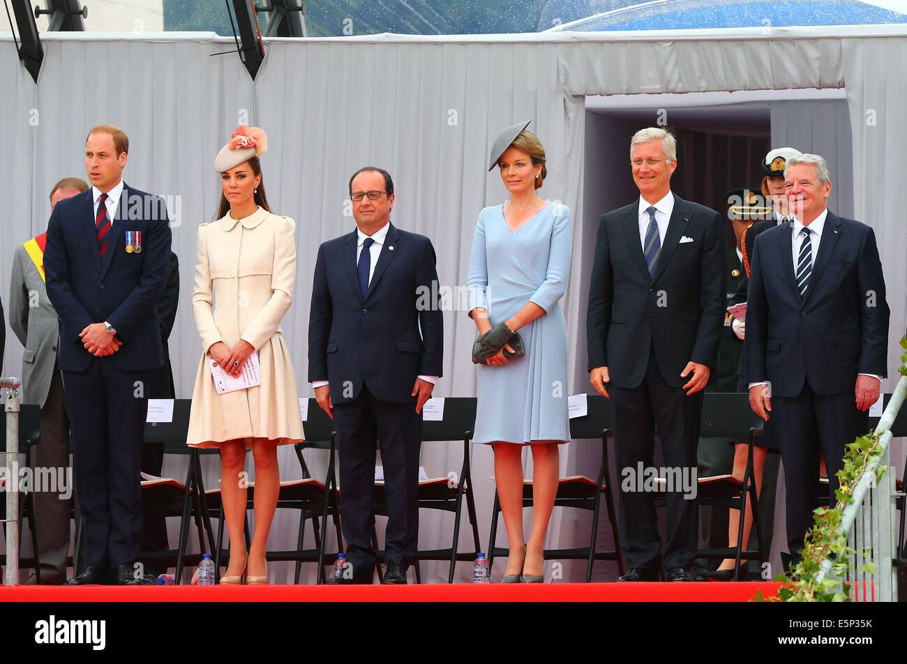 Liegi, Belgio. Il 4° agosto 2014. British Prince William, British Duchessa di Cambridge Catherine, Presidente francese Francois Hollande, regina belga Mathilde, re belga Philippe, Presidente tedesco Joachim Gauck (da L a R) assistere ad una cerimonia per commemorare il centesimo anniversario dello scoppio della Prima Guerra Mondiale di Liegi, in Belgio, e il Agosto 4, 2014. Credito: Gong Bing/Xinhua/Alamy Live News Foto Stock