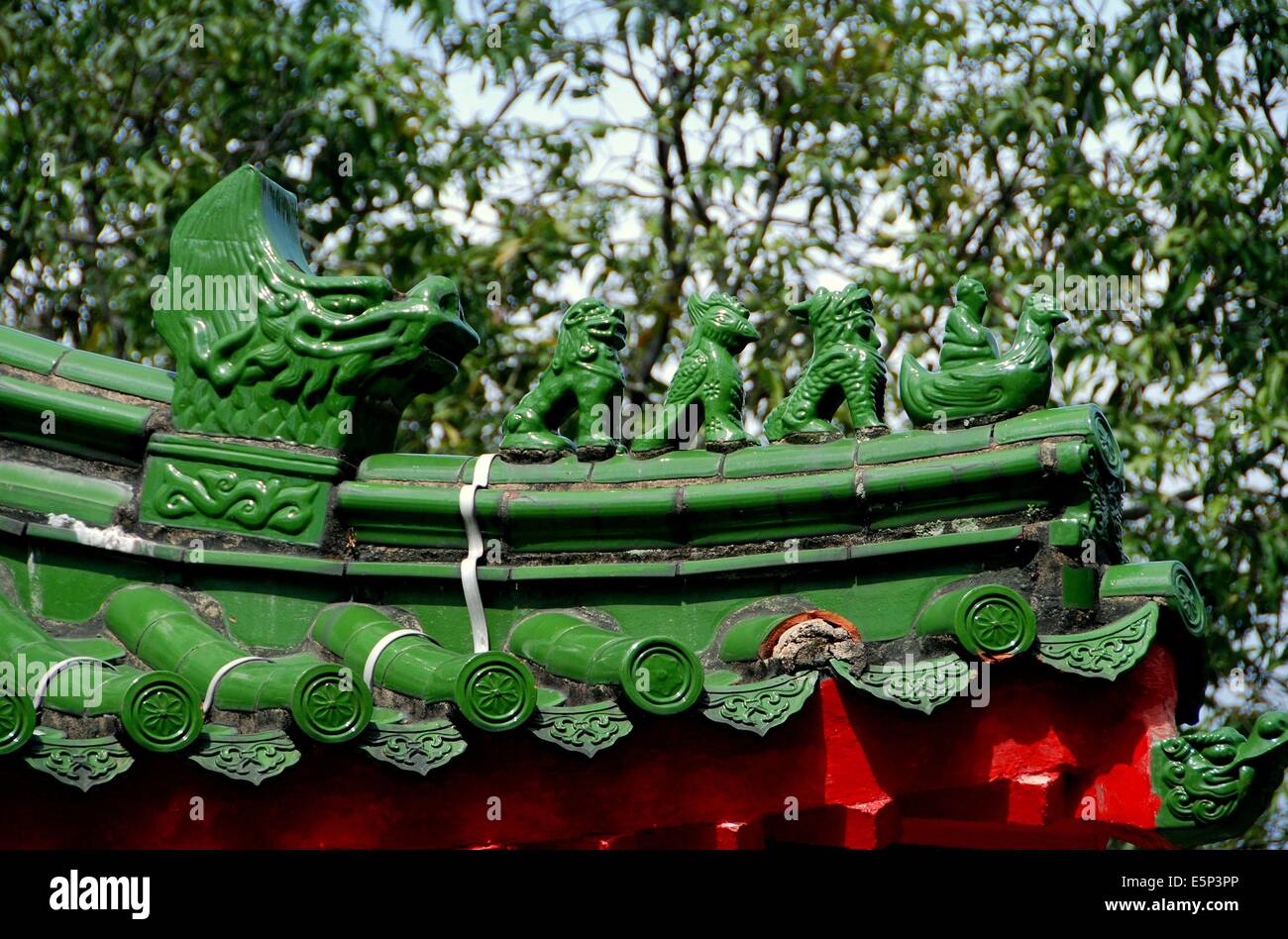 SINGAPORE: ceramica invetriata mitiche figure di animali in cima al tetto di un padiglione di visualizzazione al famoso giardino cinese Foto Stock
