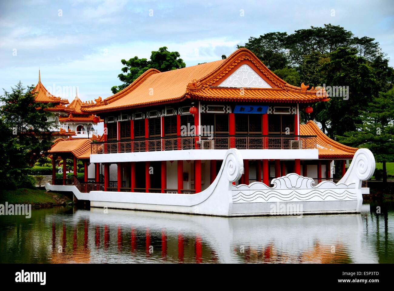 SINGAPORE: la grande barca di pietra al Giardino Cinese Foto Stock