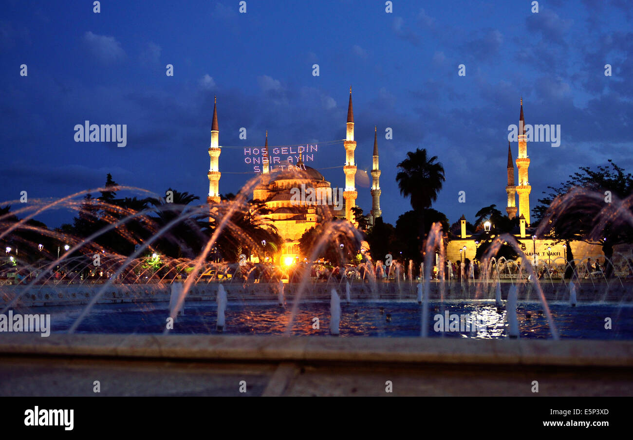 'Benvenuti al sultano di undici mesi " lettering appeso sulla Moschea Blu mahya a Istanbul, Turchia. Foto Stock