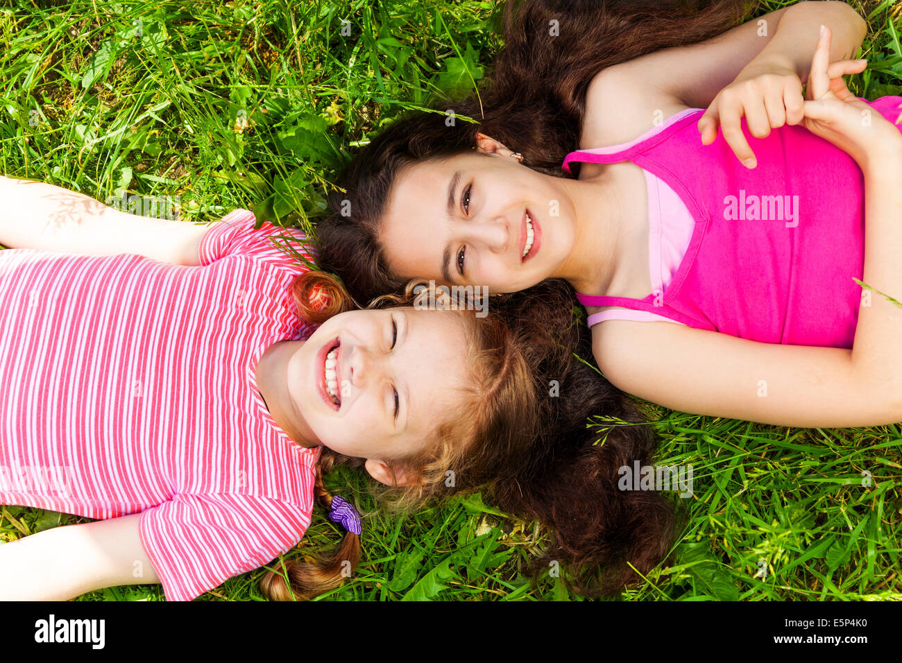 Ritratto dal di sopra di due belle ragazze Foto Stock