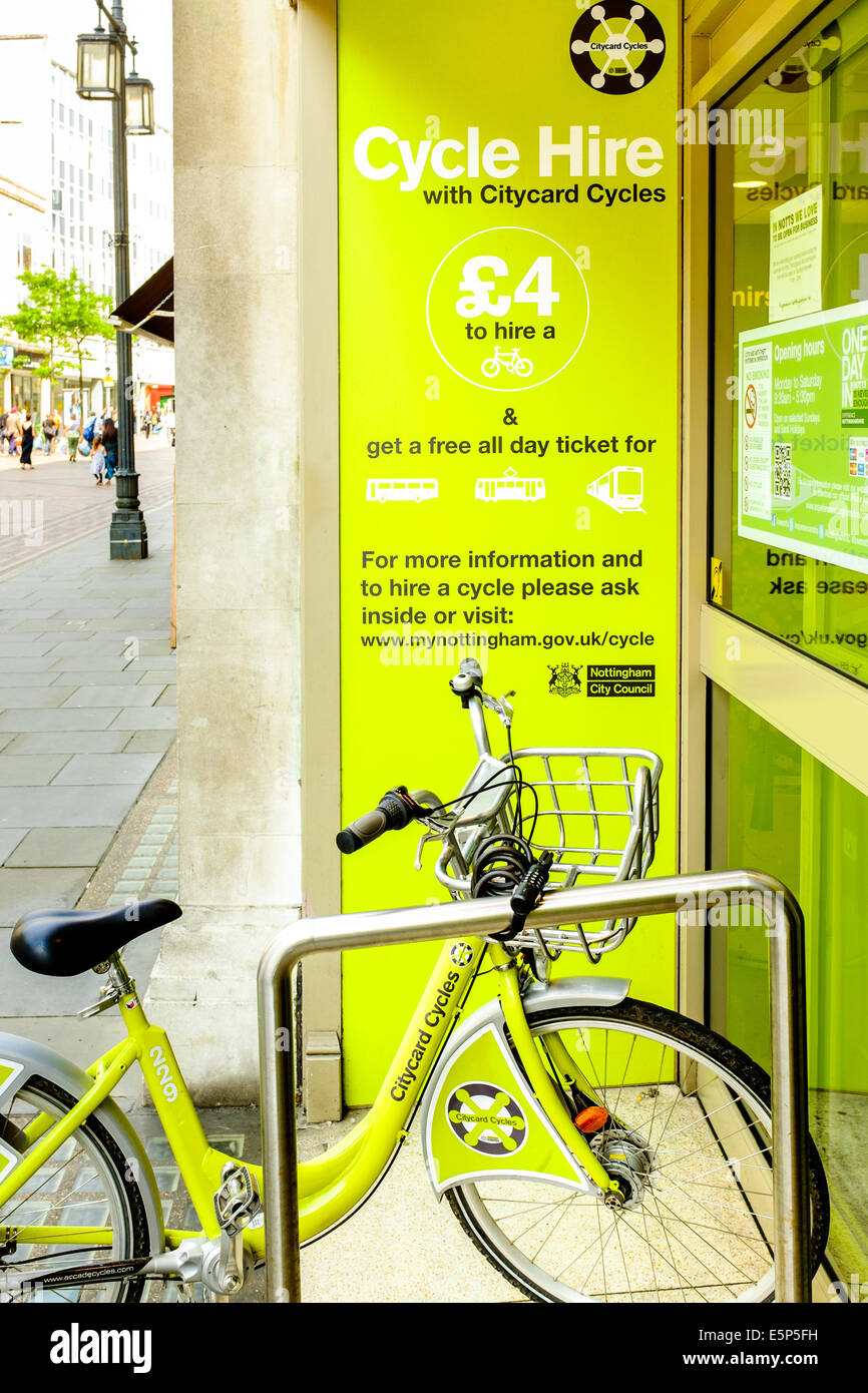 Nottingham City Council Noleggio bici - segnaletica e parcheggiate un esempio di una bici a noleggio che possono essere noleggiati per £4. 11Luglio 2014. Foto Stock
