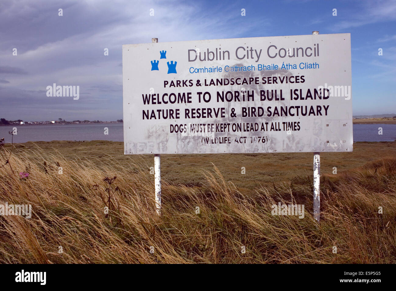 Segno istituito dal Consiglio municipale di Dublino sulla North Bull Island, Dublino, Irlanda Foto Stock