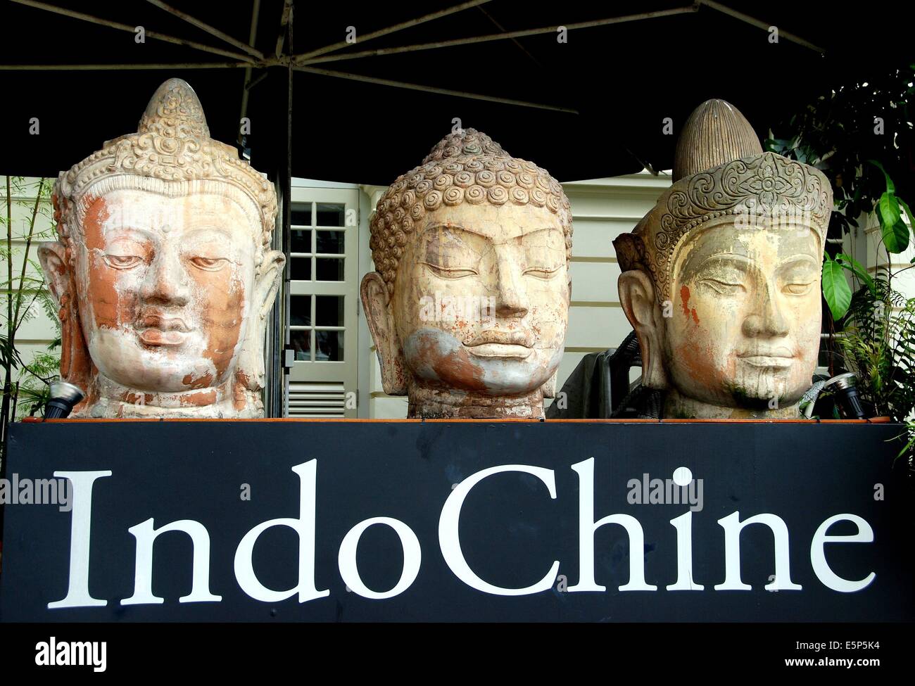 SINGAPORE: tre grandi teste di Buddha vengono visualizzati nella parte anteriore dell'Asian Civilisations Museum Foto Stock