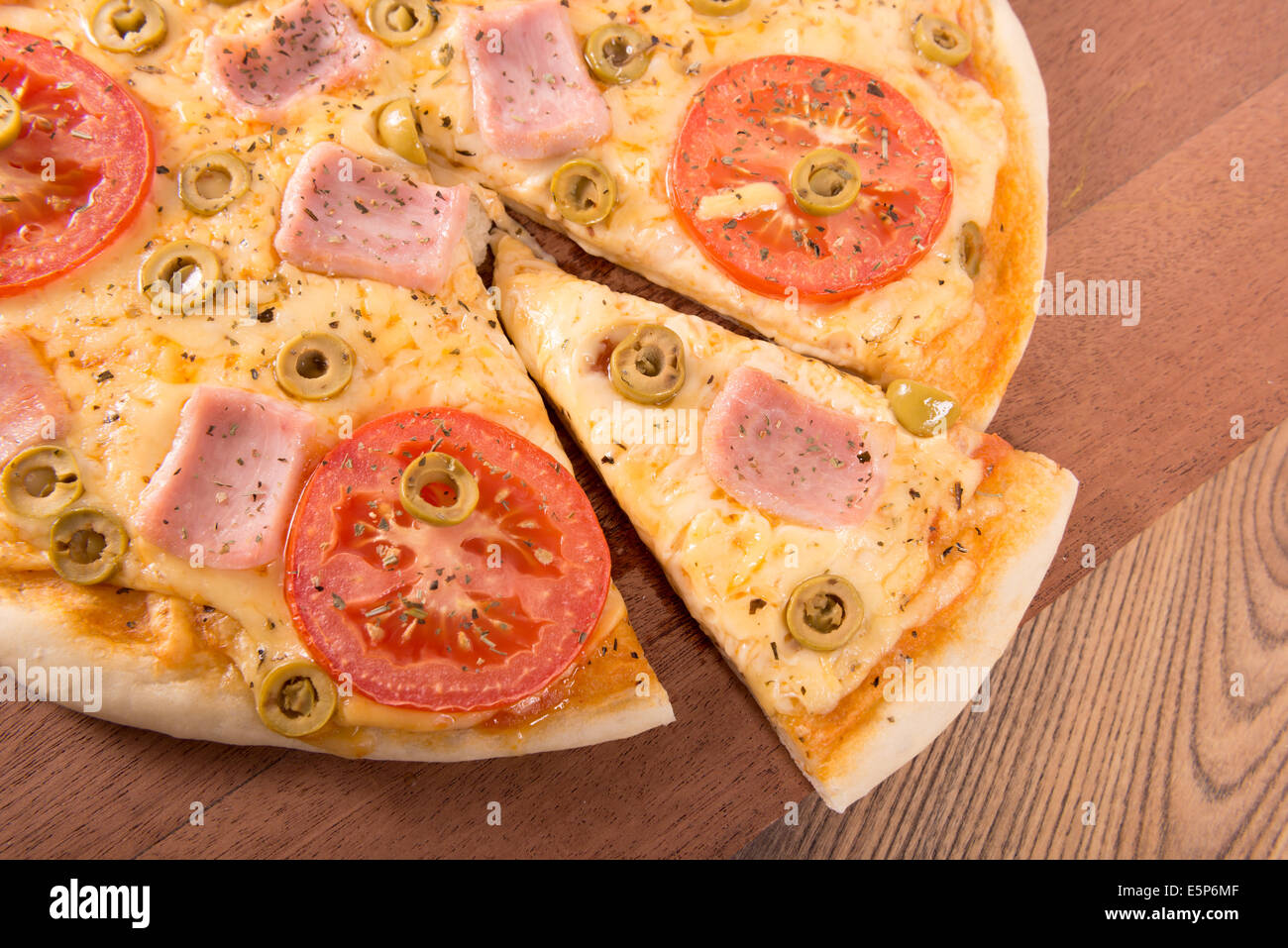 Pizza pomodoro con prosciutto e formaggio Foto Stock