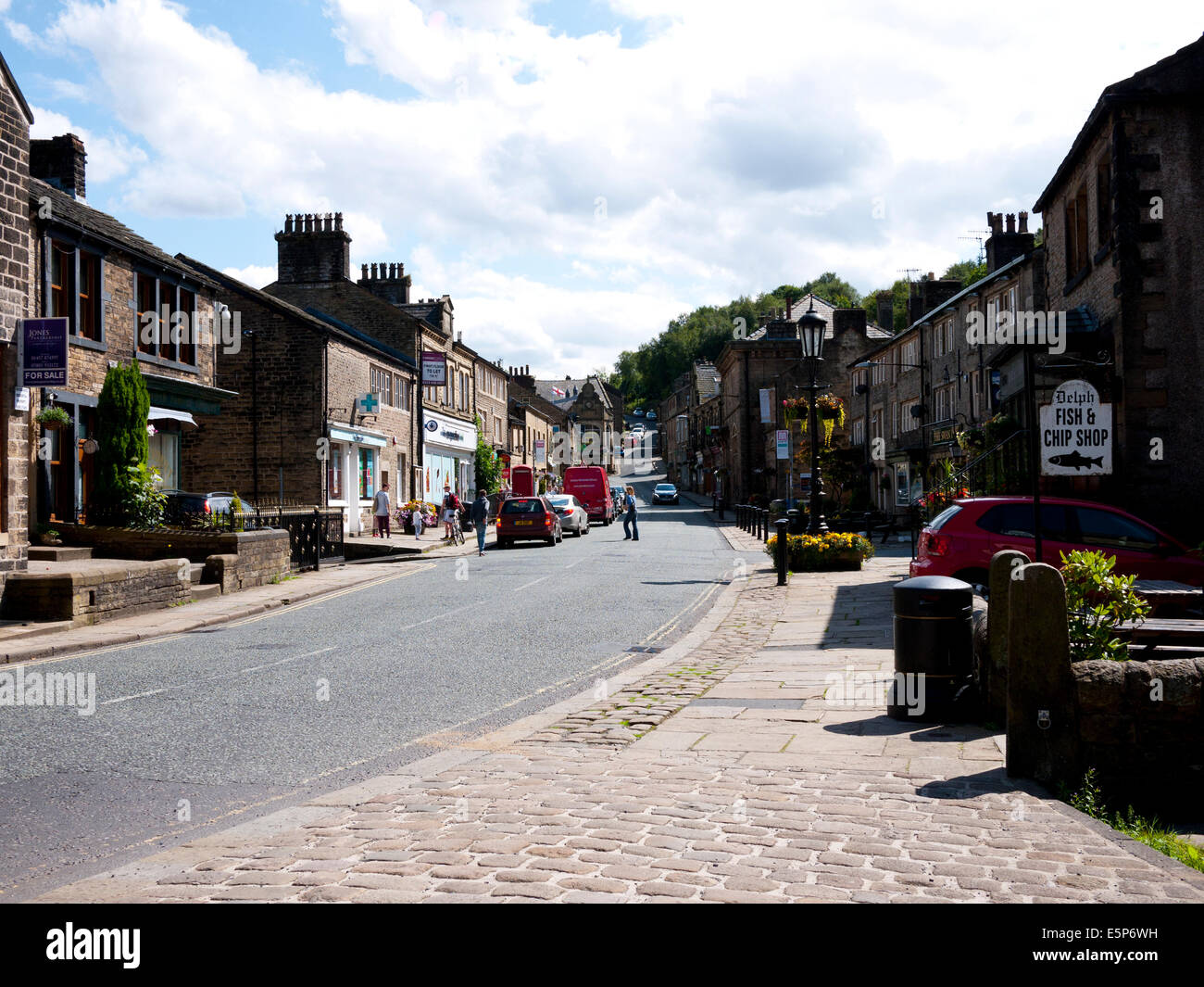 "Delph village main street, Saddleworth, Greater Manchester, Regno Unito. Foto Stock