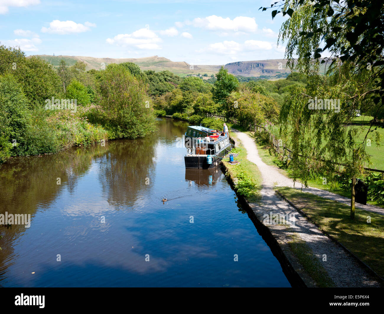 Chiatte ormeggiate sul canale di Huddersfield a Freizland, Greenfield, Greater Manchester, UK. Foto Stock