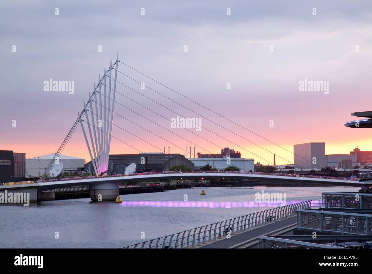 Media City passerella a Salford Quays, Manchesterat tramonto. Una asimmetrica ponte girevole, progettato da Gifford e Wilkinson Ayre Foto Stock