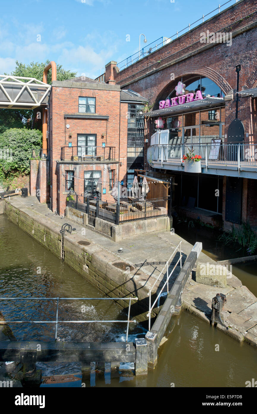 Sakura e un altro bar vicini in estate il sole a Deansgate Locks in Manchester. Foto Stock