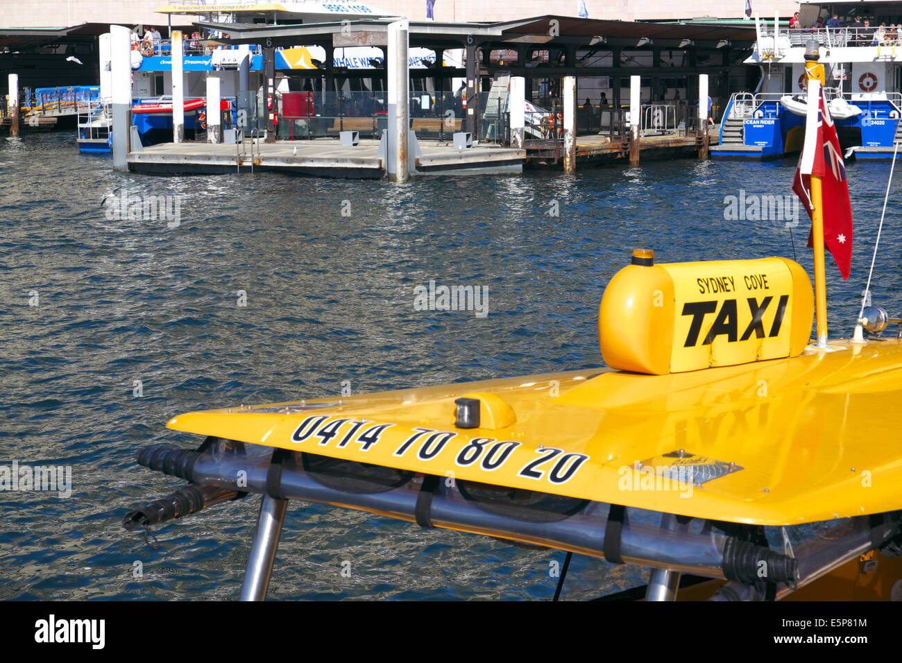 Sydney giallo taxi acqueo ormeggiato a Circular Quay di Sydney, Australia Foto Stock