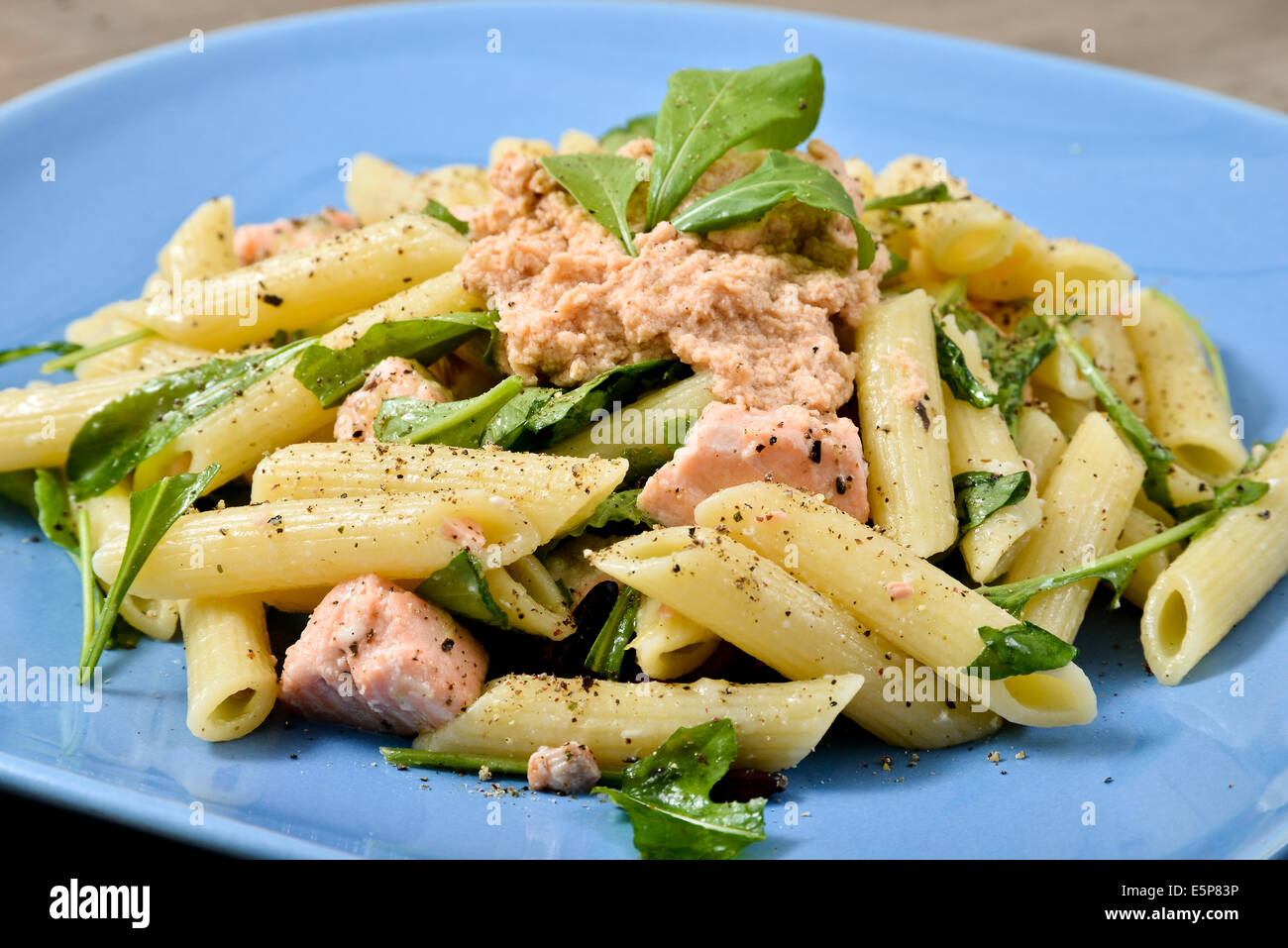 Cucina Italiana: pasta primo piatto con salmone e rucola Foto Stock