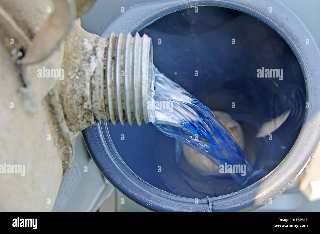 Versando benzina tramite imbuto nella macchina di serbatoio Foto Stock