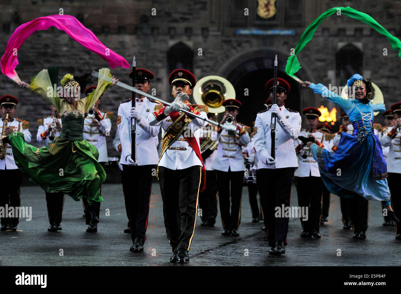 Edimburgo, Scozia, Regno Unito. Il 2 agosto 2014. Il Royal Edinburgh Tattoo militare avviene sulla spianata della famosa in tutto il mondo e Foto Stock