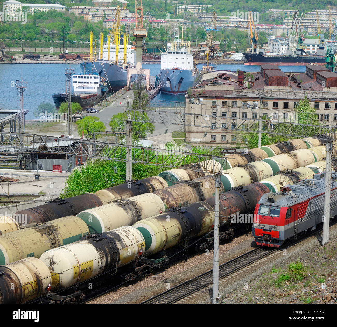 Vista di Nakhodka porto e stazione ferroviaria in Russia Foto Stock