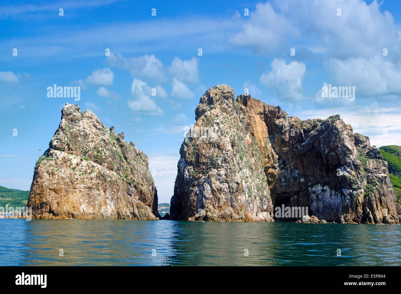 Rocce , il mare e il cielo blu - Isola di Fox in Russia Foto Stock