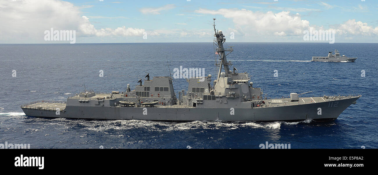 US Navy Arleigh Burke-class missile destroyer USS Michael Murphy, foreground, vapori a fianco della Royal Navy Brunei nave pattuglia KDB Darulaman durante il cerchio del pacifico esercizio luglio 25, 2014 al largo delle Hawaii. Foto Stock