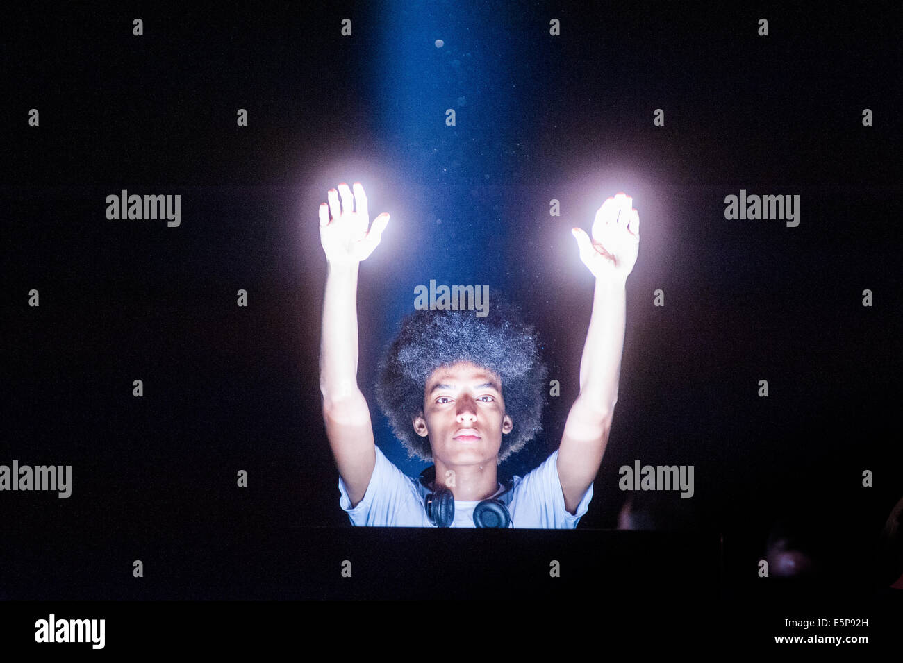 Londra, Regno Unito. Il 4° agosto 2014. Un uomo interagisce con le luci fuori Londra gli spettri di installazione da Ryoji Ikeda per il centenario di WW1. Credito: Piero Cruciatti/Alamy Live News Foto Stock