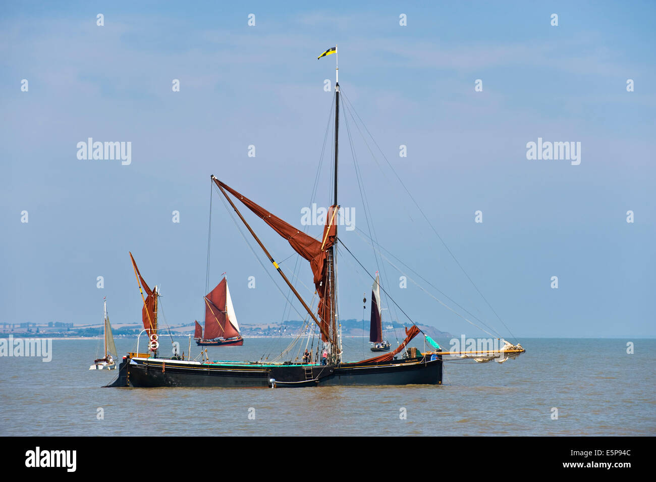 Il Tamigi chiatta display a vela durante Whitstable Oyster Festival Kent England Regno Unito Foto Stock