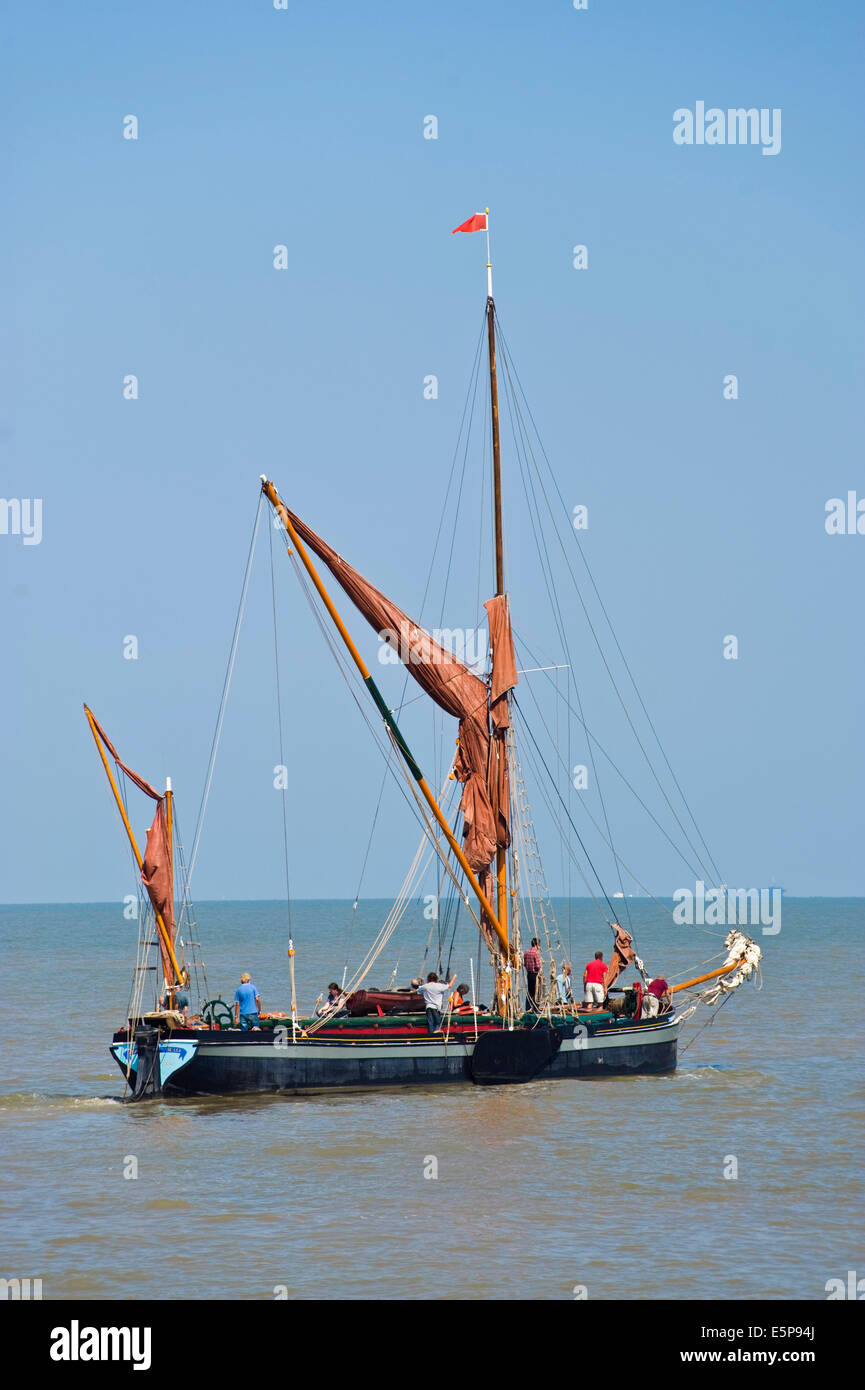 Il Tamigi chiatta display a vela durante Whitstable Oyster Festival Kent England Regno Unito Foto Stock