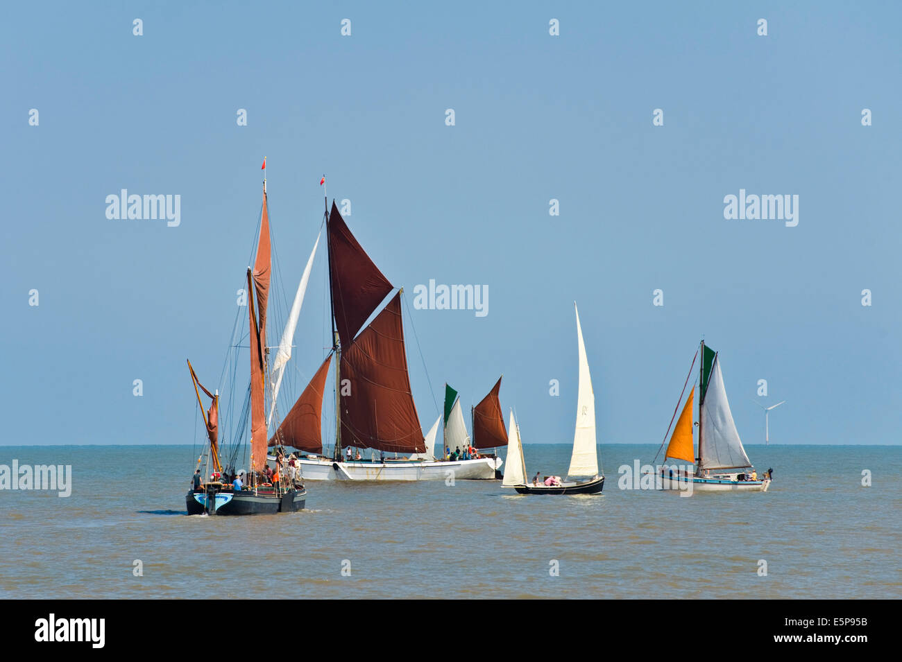 Il Tamigi chiatta display a vela durante Whitstable Oyster Festival Kent England Regno Unito Foto Stock