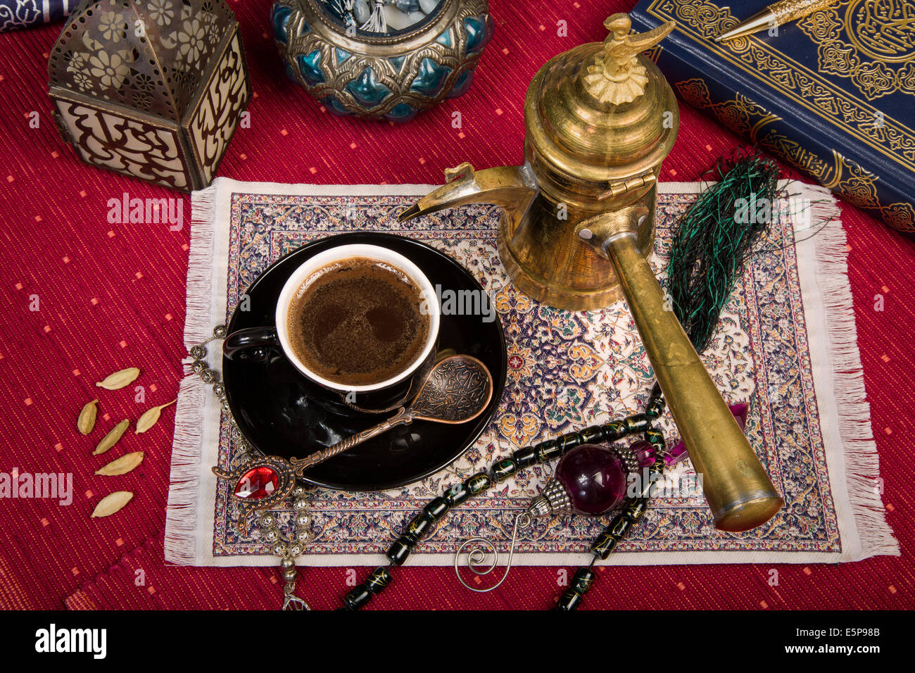 Tradizionale caffè arabo servito con semi di cardamomo Foto Stock