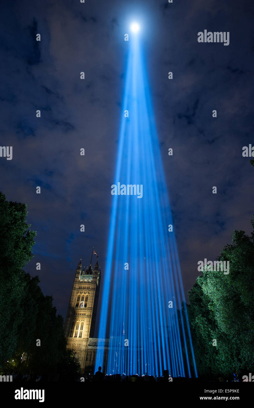 Londra, Regno Unito. Il 4° agosto 2014. 14-18 ora rivela Lights Out London spettri di installazione da Ryoji Ikeda per il centenario di WW1. Credito: Piero Cruciatti/Alamy Live News Foto Stock
