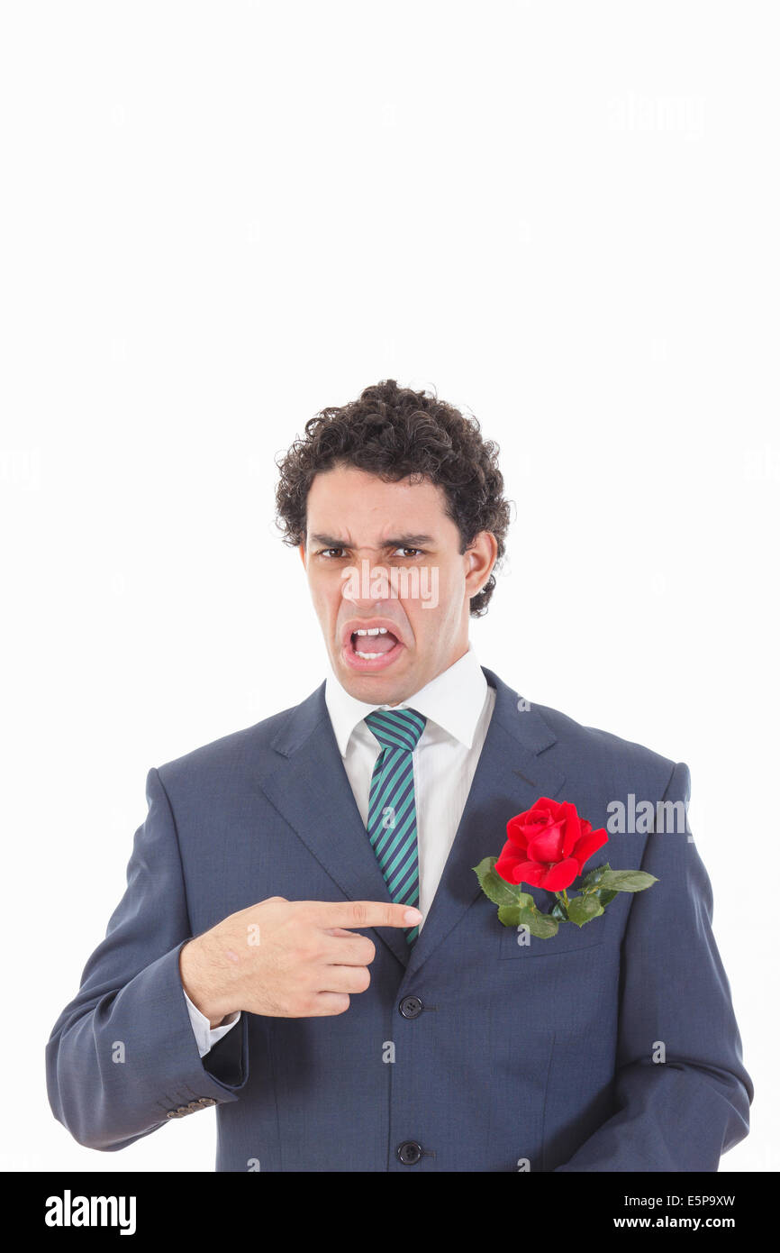 Uomo adulto in tuta con il disgusto di fronte l'espressione che mostra con  la sua mano rose fiore che è nella sua tasca della giacca Foto stock - Alamy