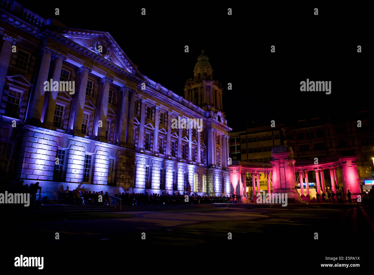 Belfast City Hall motivi, Irlanda. Il 4° agosto 2014. Belfast City Hall e il Cenotafio illuminato di porpora rossa adn in occasione della commemorazione del centenario dello scoppio della Prima Guerra Mondiale a Belfast il Cenotafio Credito: Bonzo Alamy/Live News Foto Stock