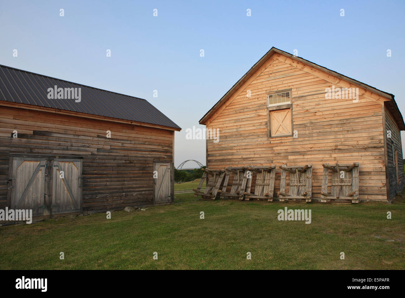 Granai a Fort Crown Point, con il ponte che attraversa il lago Champlain in background. Foto Stock