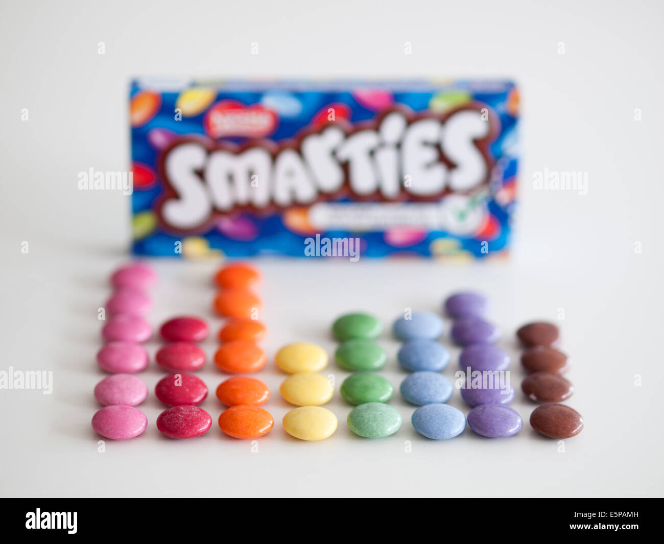 Una scatola di coloratissimi Smarties candy, fabbricato da Nestlé. Foto Stock