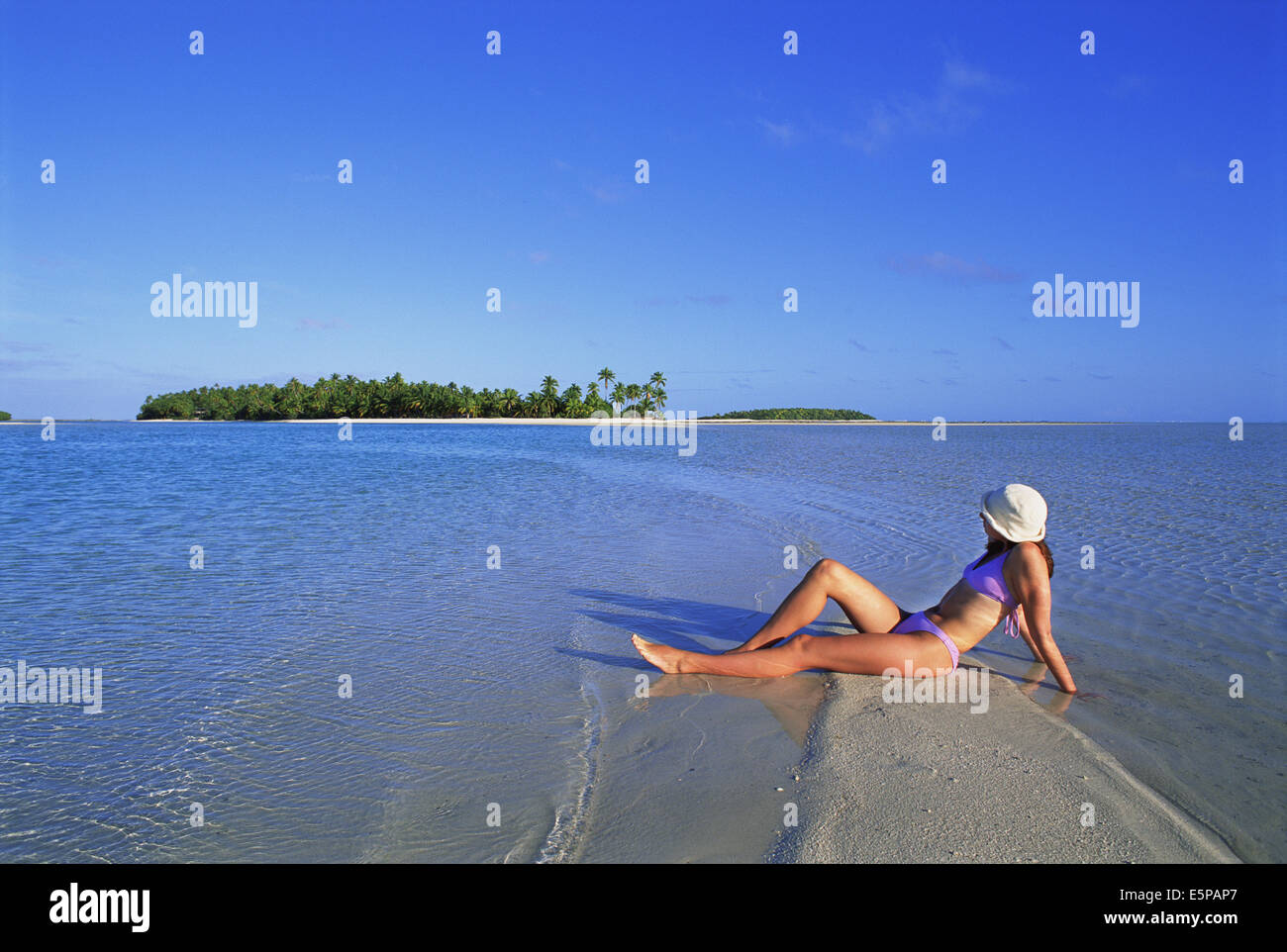 Donna su Beach sull'isola di Aitutaki nelle isole Cook, Oceano Pacifico del Sud Foto Stock