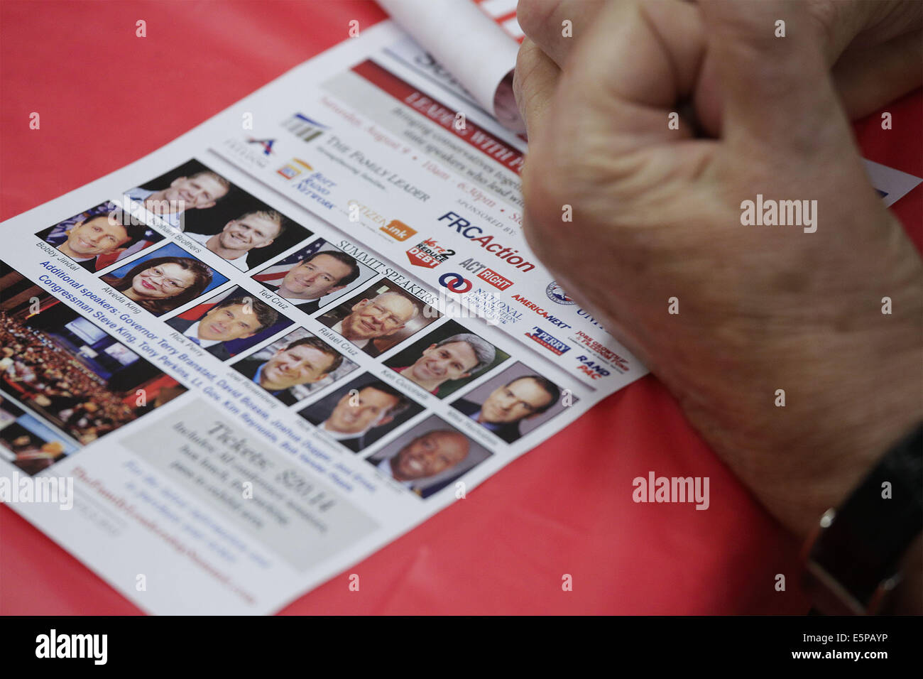 Città di Sioux, IOWA, USA. Il 4° agosto 2014. Un elenco degli oratori per un prossimo evento repubblicano su tabelle degli Stati Uniti in cui Rappresentante STEVE KING (R) per Iowa il suo quarto quartiere congressuale visite con i sostenitori, lunedì 4 agosto 2014, durante un evento di repubblicana nella città di Sioux, Iowa, durante il Congresso' agosto pausa. Credito: Jerry Mennenga/ZUMA filo/Alamy Live News Foto Stock