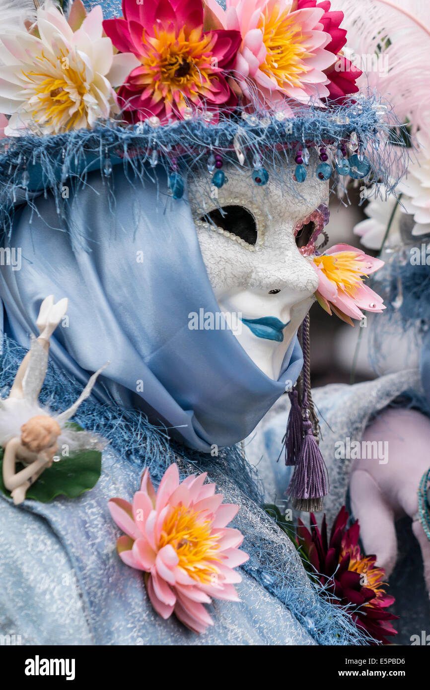 Uomo in elaborate in blu pallido con fiori in costume di san Zaccaria piazza durante il carnevale di Venezia. Foto Stock