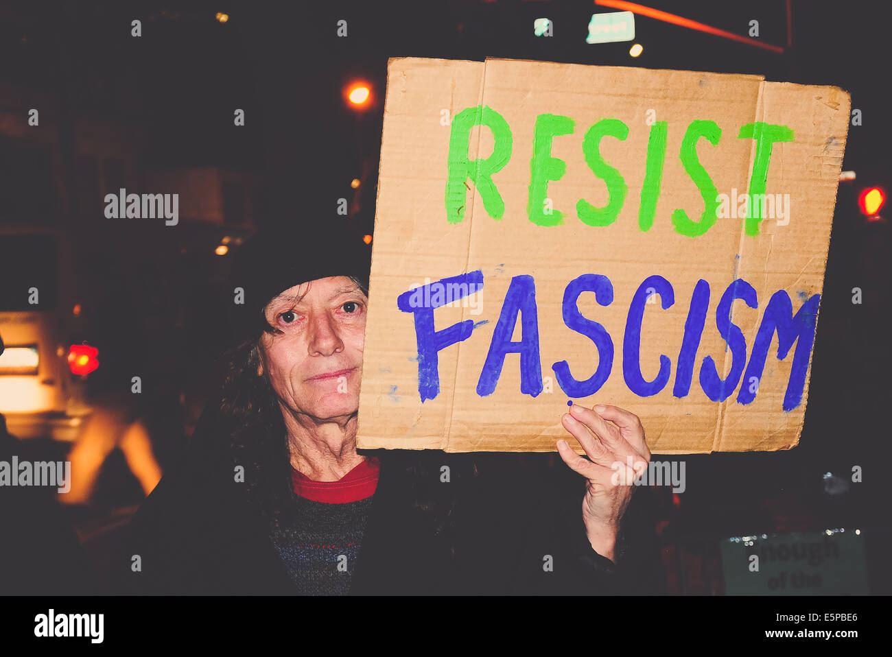 Una donna si erge sulla strada mentre tiene il suo segno 'resist fascismo' ad una sorveglianza di massa la protesta contro la NSA intercettazioni. Foto Stock